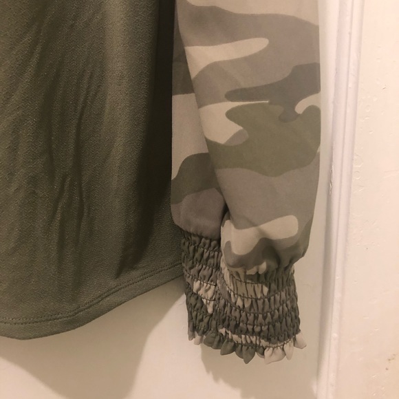 CATO Camo Smocked Sleeve Top Size Medium - Picture 7 of 8